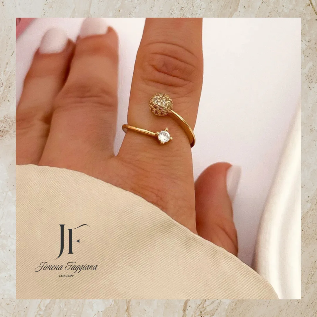 Anillo acero dorado con detalle bola strass - Jimena Faggiana Concept